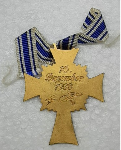 O811 GERMANY WWII  MOTHER MEDAL MERIT FIRST CLASS. ORIGINAL.